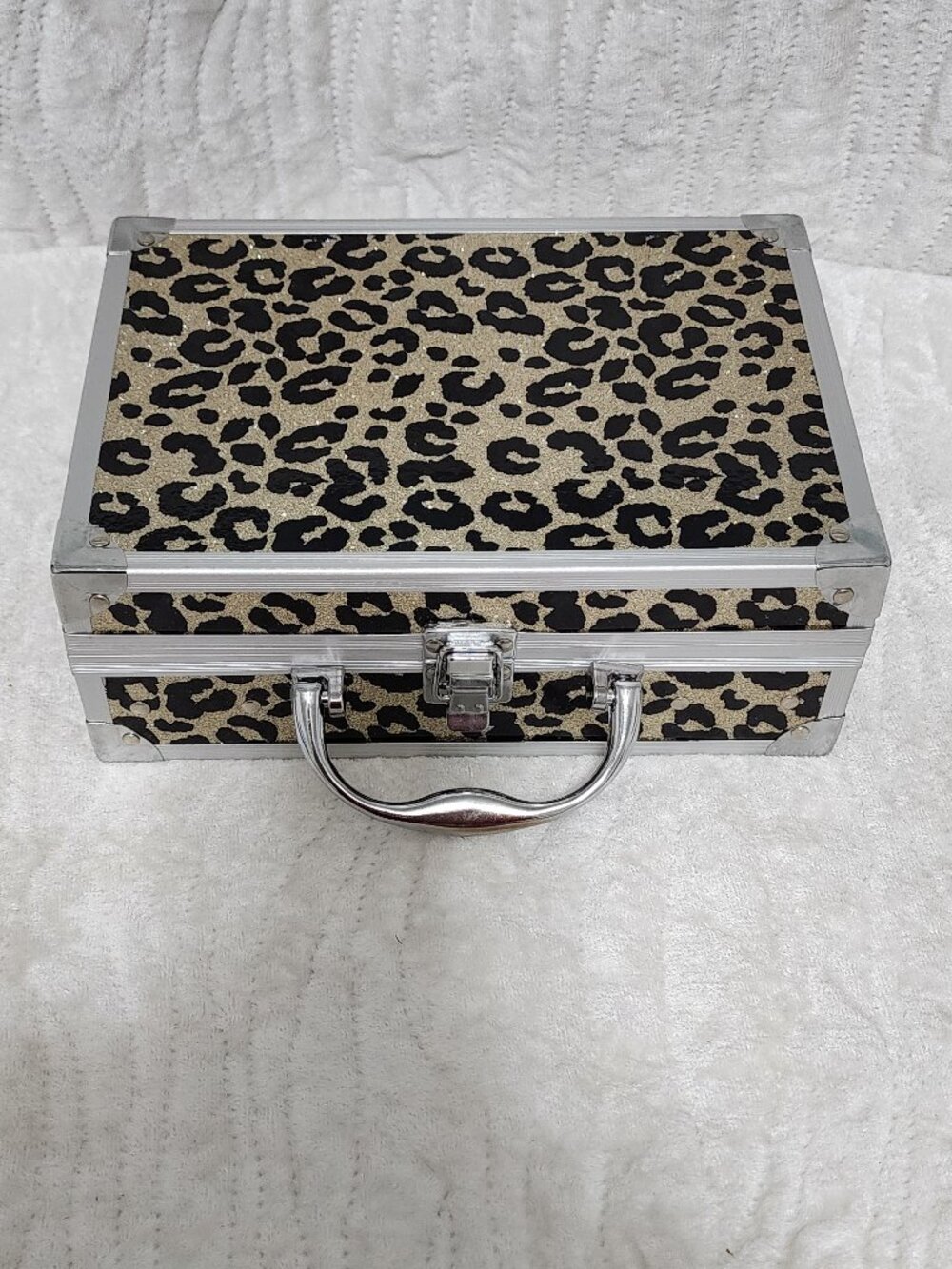 Brand Unknown Jewelry Box With 12 Pieces Of Costume Jewelry.
